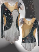 Kürkleid im Materialmix  Samt u. Lycra in silbergrau, einseitiger Ärmel und Federnbouquet / Vorder- und Rückenansicht / Gr. XS