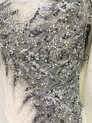 Kürkleid in Vanilleweiß mit silbergrauer Spitze und Farbverlauf/ Detail
