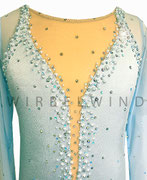 Kürkleid in zartem Hellblau mit Perlen und Strasssteinen, ausgestellte Ärmel, Gr. XS, Detail