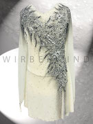 Kürkleid in Vanilleweiß mit silbergrauer Spitze und Farbverlauf