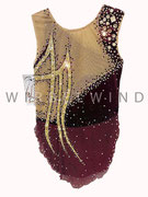 Kürkleid in weinrotem Samt mit Goldapplikationen und Meshrock, viele hochwertige Strass- und Annähsteine in Gold, Gr. 152 - 158, Rückenansicht