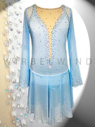 Kürkleid in zartem Hellblau mit Perlen und Strasssteinen, ausgestellte Ärmel, Gr. XS, Vorderansicht