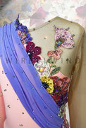 Süsses Kürkleid in zarten Farben mit gestickten 3D Blüten und Schärpe/ Gr. 140-146/ Detail