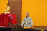 Hildi beim Vortrag über Chan-Buddhismus