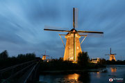Nachtfotografie van de verlichte molens van Kinderdijk.