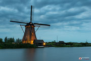 Nachtfotografie van de verlichte molens van Kinderdijk.