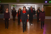 Austausch: Tänzer des Burgwedeler Tanzsportclubs haben für ihre Weihnachtsfeier einen Steptanz im Rahmen eines Workshops im Kulturbahnhof eintrainiert