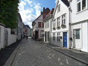 Bergen - Rue pavée bordée de maisons en bois -