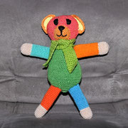 Bunter Bär für Sebastian B. - Dezember 2014 - Anleitung aus Buch: Schmuseweiche Kuscheltiere & Lieblingspuppen - ca. 25cm
