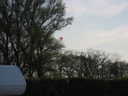 Du parking du château de Chenonceau : une montgolfière.