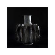 Almerinda Gillet, grès chamotté noir, Intérieur émaillé . Céramique23X18cm . Galerie Gabel, Biot