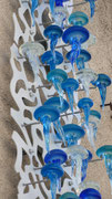 Nicolas Laty- Installation de méduses sur mur de Biot village-Verre soufflé- Galerie Gabel-Biot