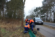 Die Mädchen und Jungen von der Jugendfeuerwehr in Rade gehören zu den treuen Helfern beim Zaunaufbau.