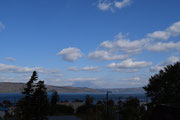 青空と雲と樹木と洞爺湖　スンバラシイ　遠くに羊蹄山が見えます　羊蹄山ってかなり色々なところから見えるのです