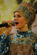 ルースキー・テーレムというロシアアンサンブルの若手歌手のアリーナさん。ロシア民謡が専門とは言え、例えば、今年は“ザ・ピーナッツ”が歌った「恋のバカンス」も見事に歌い上げる