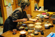 Rさんの手際の良いお料理は、ほんとうに癒される味。薄味なのに確かにおいしい。食卓もお父さんの手製。