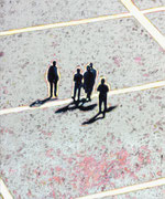 "Gruppe. Platz", 2025, Öl auf Leinwand, 90 x 75 cm