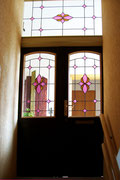 Doppelflügelige Tür und Oberlicht mit Facettverglasung