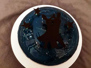Tänzer unter dem Sternenhimmel, Torte mit Vanille, weißer Mousse au Chocolat und Johannisbeeren