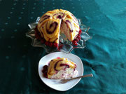 Charlotte; Biscuitrollen mit Johannisbeergeleefüllung, darin eine Creme mit weißer Schokolade, Himbeeren und Mohn