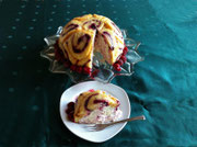 Charlotte; Biscuitrollen mit Johannisbeergeleefüllung, darin eine Creme mit weißer Schokolade, Himbeeren und Mohn