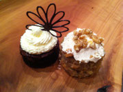 Kleine Törtchen; Schoko-Kokos (mit selbst gemachter Blume aus temperierter Kuvertüre) und herbstliche Apfel-Walnuss-Törtchen mit Zimt-Icing