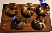 Donuts mit Schokoglasur und Usambaraveilchen
