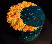 La Luna- Torte mit Honigkuchen, Preiselbeeren und Tonkbohne-Creme