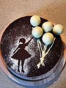 Mädchen mit Luftballons - Schoko-Spekulatius Torte mit weißer Mousse au Chocolat und Waldbeeren