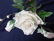 Zuckerblumenbouquet aus einer Rose, einer Rosenknospe, Kirschblüten, Efeu und Perlen