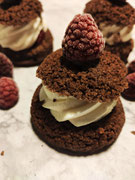 französische Choux au Craquelin mit Schokolade und Himbeere
