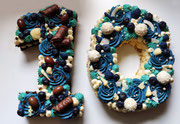 Letter Cake- links Schoko Toffee mit Mascarponecreme, rechts Kokos-Himbeere mit Mascarponecreme