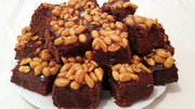 Brownies mit karamellisierten Erdnüssen