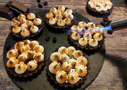 Schoko-Kirsch Tartlettes mit flambiertem Marshmallowtopping