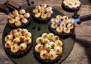 Schoko-Kirsch Tartlettes mit flambiertem Marshmallowtopping