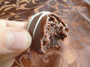 Triple Chocolat Cakeballs; herbe Kuchenbällchen überzogen mit Vollmilchkuvertüre und einer Verzierung aus weißer Schokolade