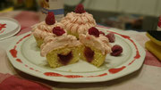 Himmbeer-Cupcakes: Vanille Muffins mit Himbeermarmeladen-Füllung und Himbeer-Buttercreme, zusammen mit meiner Mitbewohnerin Katharina gemacht
