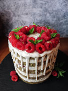 Pistazien Cake Pop Torte mit weißer Schoko Ganache und Himbeeren