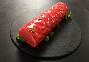 Buche mit Erdbeer-Holunder Creme, Basilikum-Limetten-Creme, Pistazien-Biscuit und Mirror Glaze