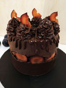 Fault Line Cake mit Pflaumen, Walnusstorte mit Schokocreme, Toffee und Pflaumen