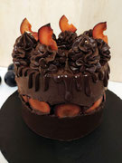 Fault Line Cake mit Pflaumen, Walnusstorte mit Schokocreme, Toffee und Pflaumen