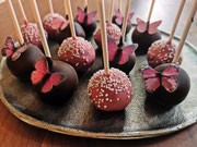 Himbeer Schoko Cake Pops mit Schmetterlingen