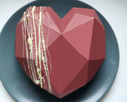 Ruby Chocolat Herz mit Schokokuchen, Himbeerkompott mit rosa Pfeffer und Sahnecreme