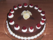 Devils Food Cheese Cake, verziert mit selbst modellierten Rosen und Blättern aus Modellierschokolade