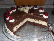 Devils Food Cheese Cake, verziert mit selbst modellierten Rosen und Blättern aus Modellierschokolade