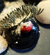 Winterwonderland Mirrorglaze Törtchen mit Lebkuchen Panna Cotta, Sauerkirschen und Schokoladenkuchen