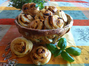 'Brotbrotkorb', ein selbst gebackener Brotkorb mit einem mit gerösteten Sonnenblumenkernen und Basilikum aromatisiertem Hefeteig, darin herzhafte Schneckennudeln mit einer Füllung aus Ziegenkäse, getrockneten Tomaten und Oregano