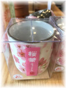 可愛い小さな桜茶キャンドル　湯飲みの中では、桜がふんわりと花びらを広げ綺麗です。桜の香り。