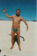 Pose in der Shark Bay, ein durch und durch von Muschelresten durchsetzter Strand