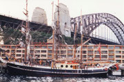 Historischer Dreimaster im Hafen von Sydney